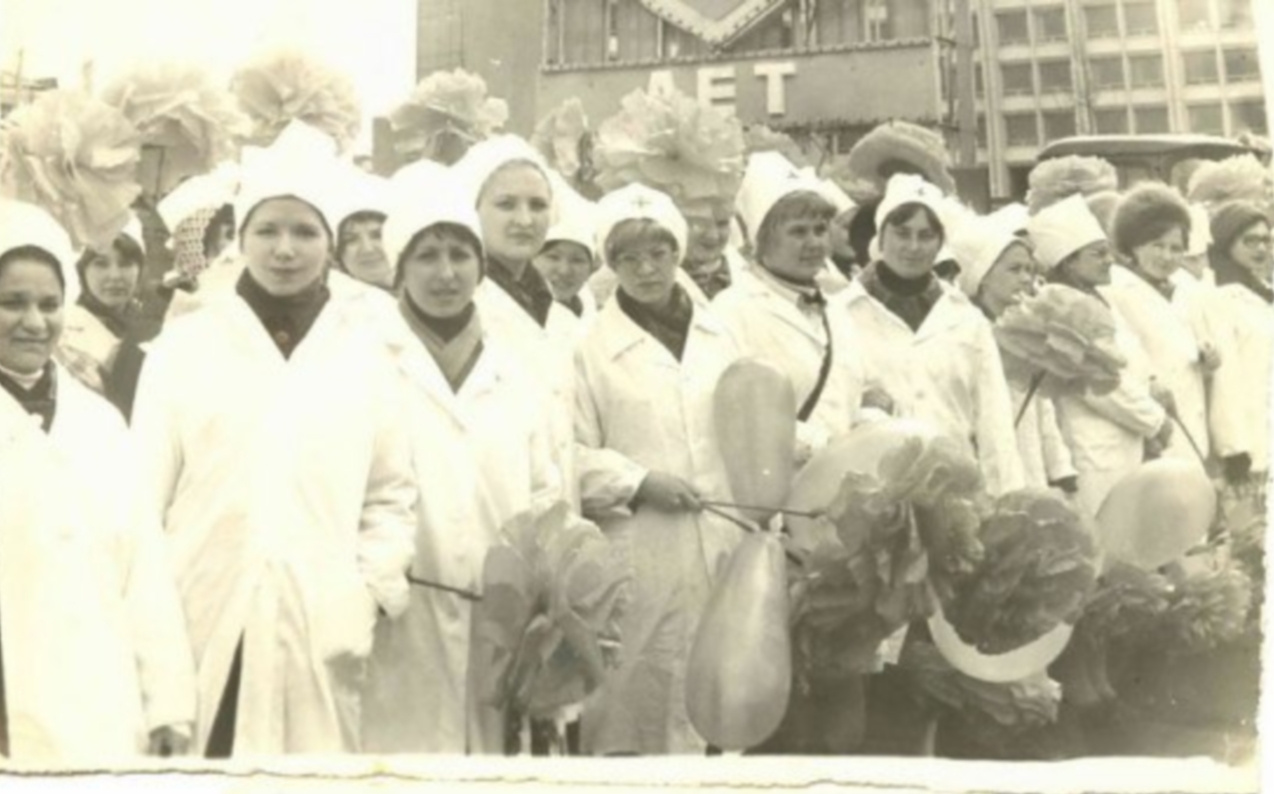 Студенты мединститута в 1974 году. Мальчики несли знамена, а девочки — самодельные бумажные цветы и шарики<br>
