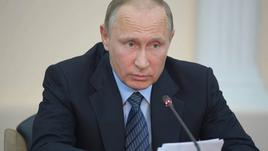 Путин предложил поднять зарплаты ряду категорий бюджетников