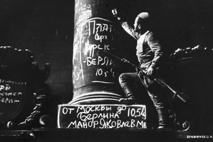 Сергей Платов расписался на колонне Рейхстага 10 мая 1945 года. Это фото стало известным на весь мир Сергей Платов расписался на колонне Рейхстага 10 мая 1945 года. Это фото стало известным на весь мир
