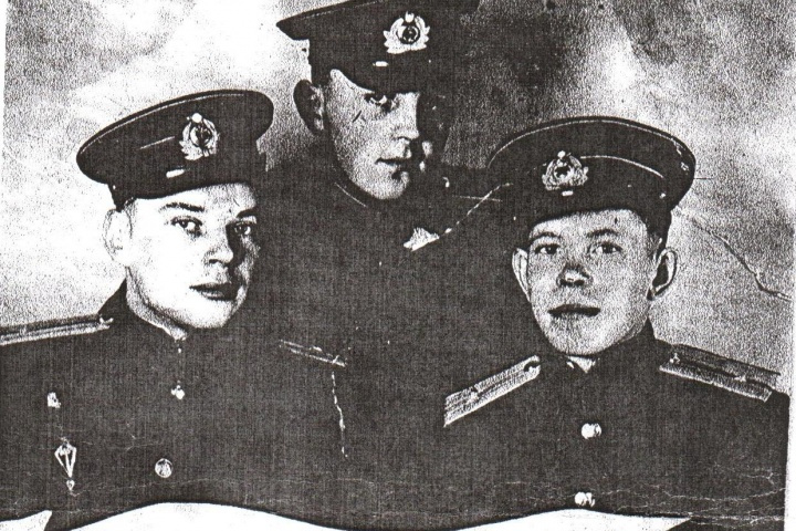Командир экипажа Михаил Мальцев на фото крайний справа