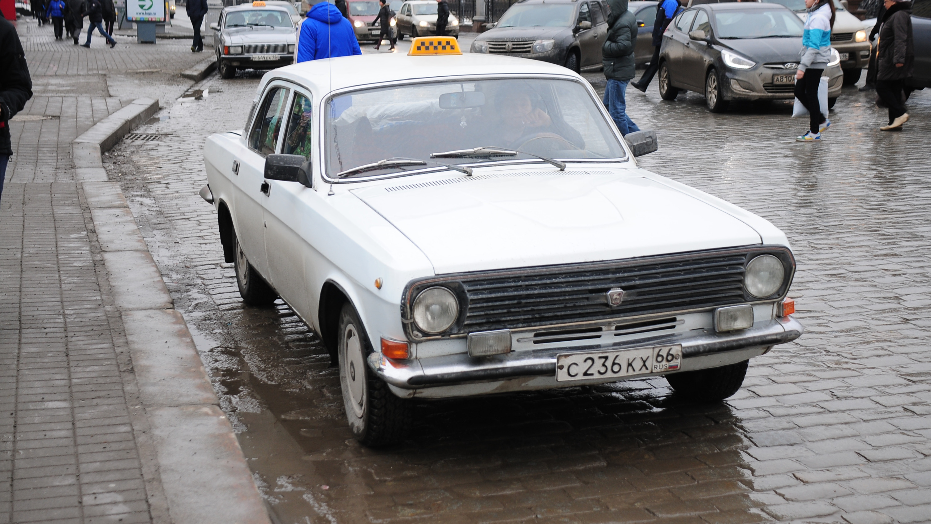 «Меня колотят эти дешевки». Таксисты из Екатеринбурга рассказали о пассажирах в самом экономном тарифе