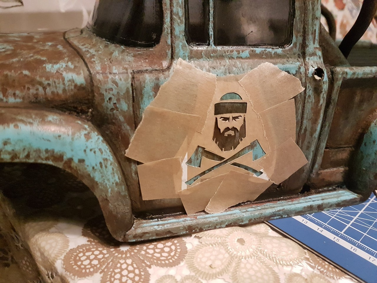 Автопортрет лесника сделан по трафарету Автопортрет лесника сделан по трафарету