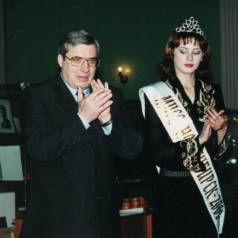 Это фото сделано 20 лет назад — на нем Марина Райкова и бывший губернатор Новосибирской области Виктор Толоконский 