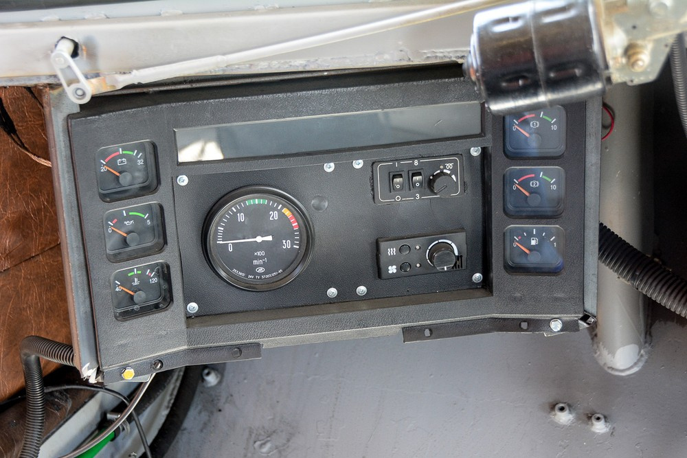 Панель приборов слева от механика-водителя