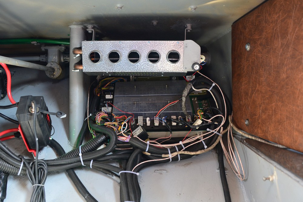 Электронный блок управления расположен в кабине, над ним — подвод теплого воздуха