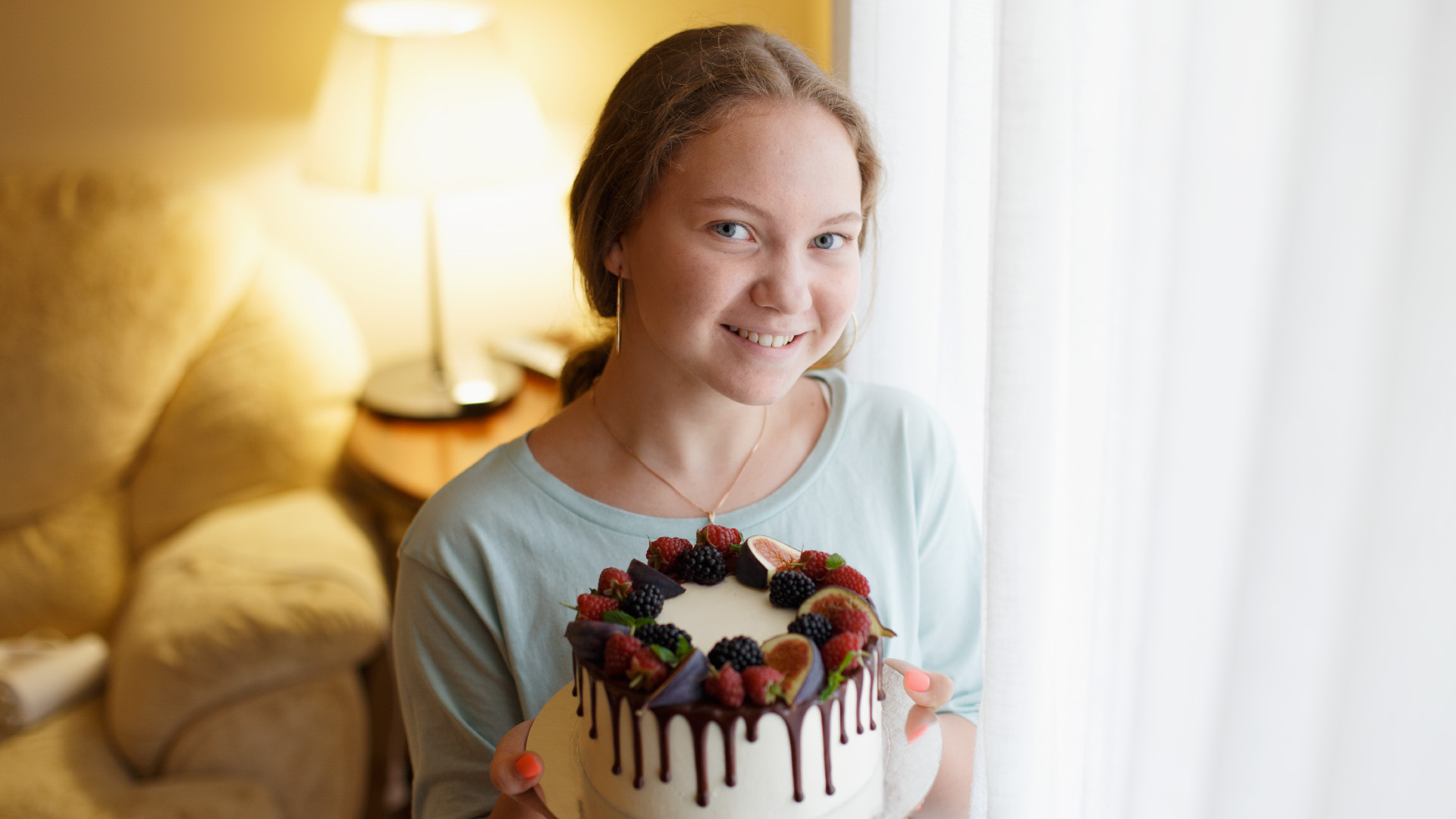 «Накормила весь подъезд, а потом продавать стала»: школьница в 9 лет запустила бизнес на тортах