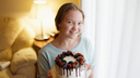 «Накормила весь подъезд, а потом продавать стала»: школьница в 9 лет запустила бизнес на тортах