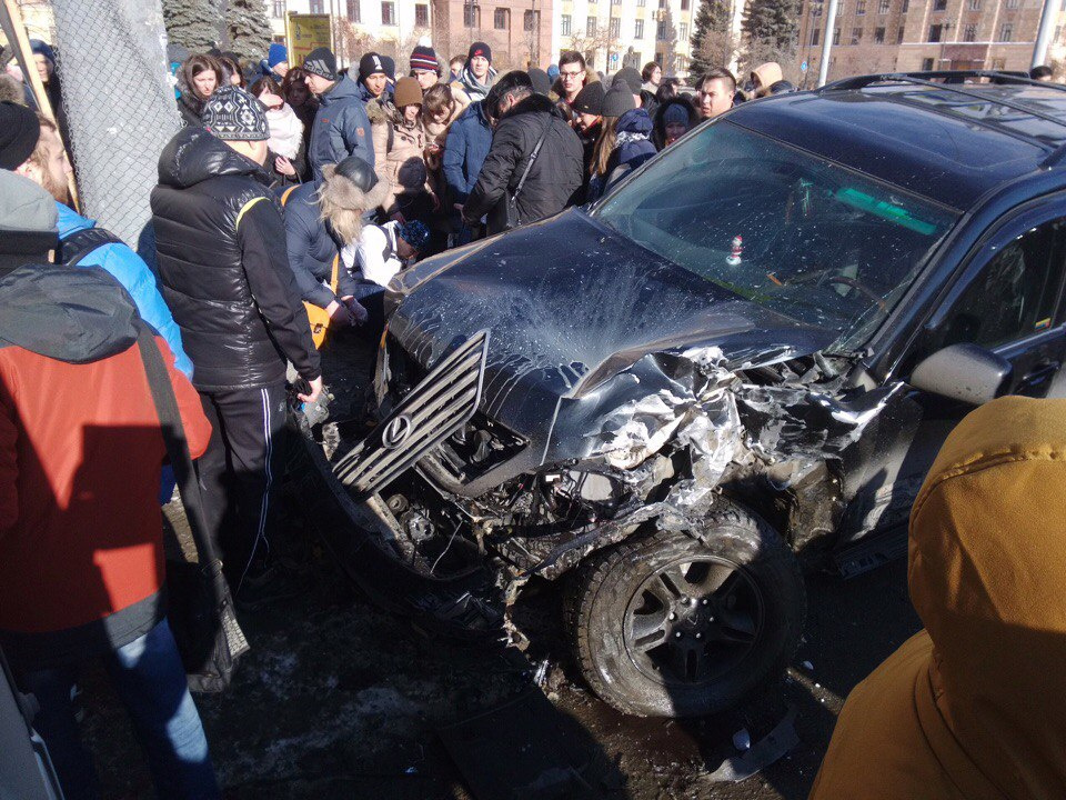 Внедорожник Lexus отлетел в толпу студентов