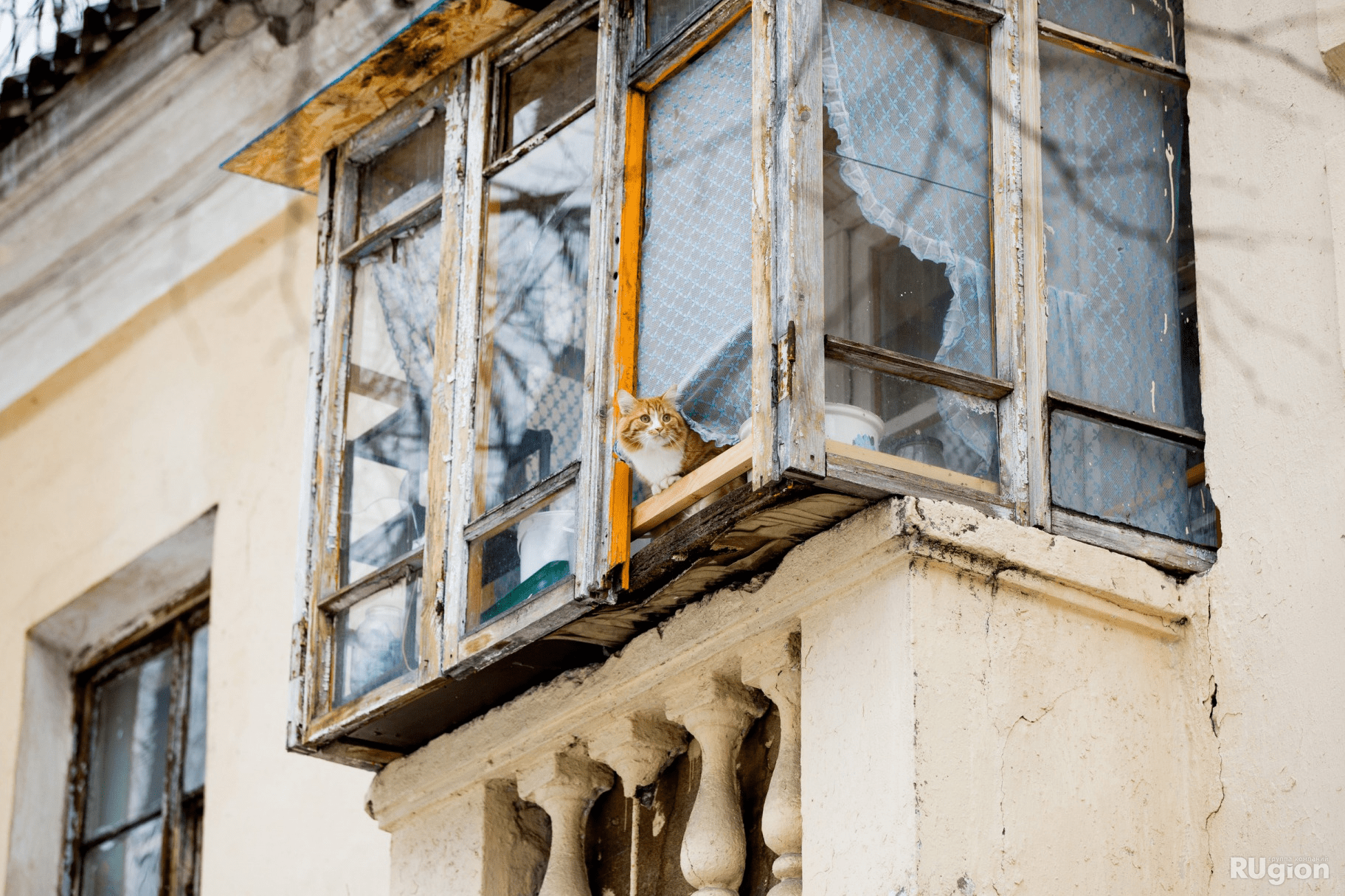 Полка на балконе над окном
