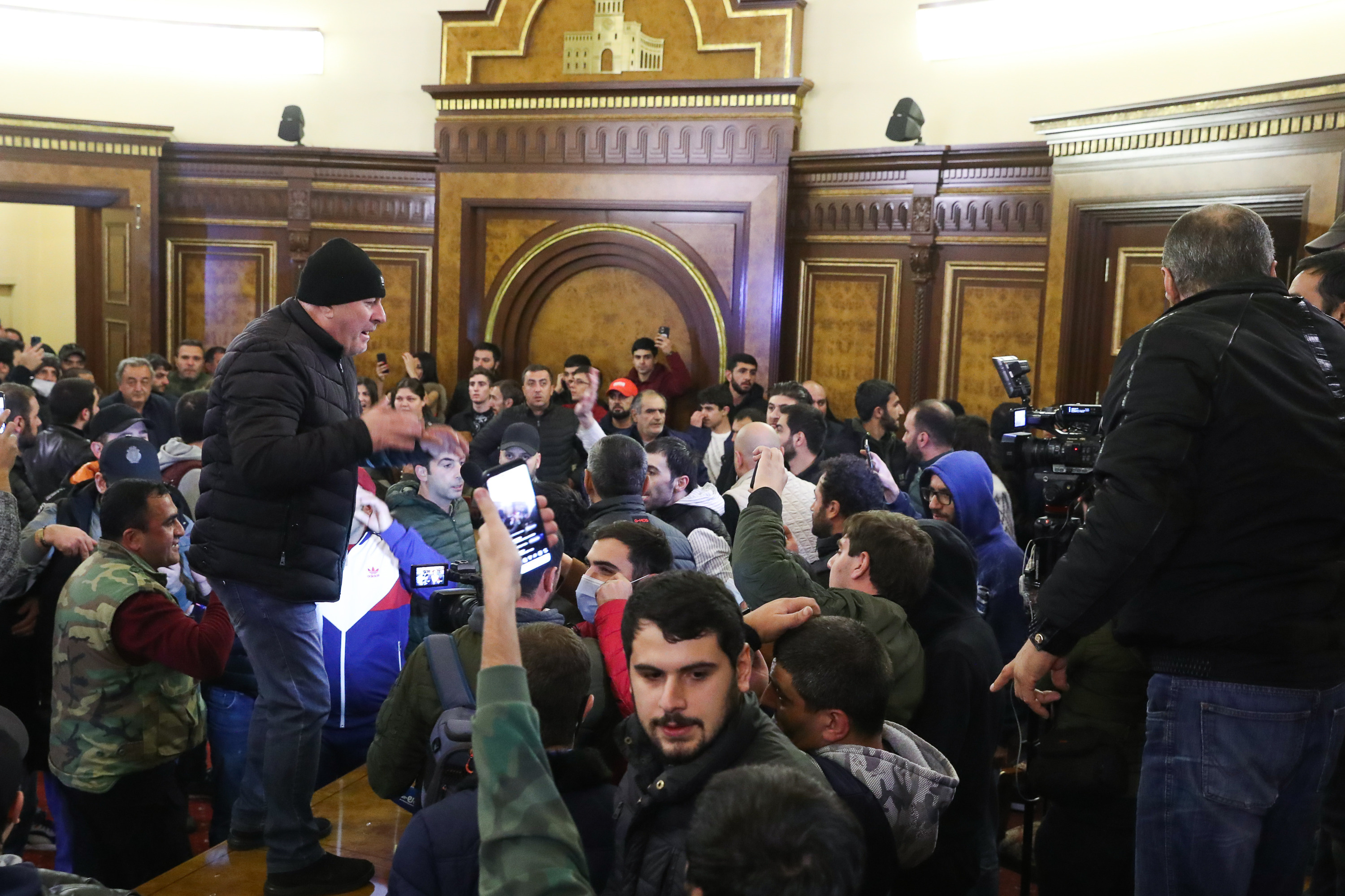 Протестующие против прекращения войны в Карабахе ворвались в здание правительства Армении