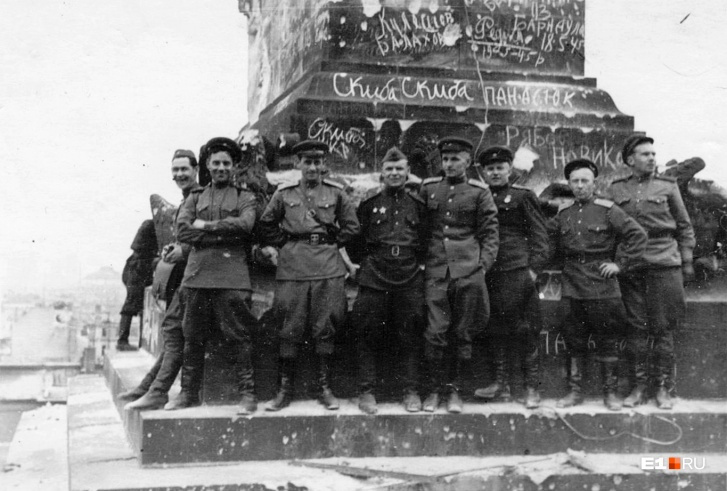 В архиве Бориса Ваулина — десятки снимков послевоенного Берлина и польского Лигница. Разрушенный Рейхстаг, исписанный именами победителей, Бранденбургские ворота, памятники, разрушенные бомбами дома. А ещё — групповые снимки победителей на фоне покорённой немецкой столицы В архиве Бориса Ваулина — десятки снимков послевоенного Берлина и польского Лигница. Разрушенный Рейхстаг, исписанный именами победителей, Бранденбургские ворота, памятники, разрушенные бомбами дома. А ещё — групповые снимки победителей на фоне покорённой немецкой столицы