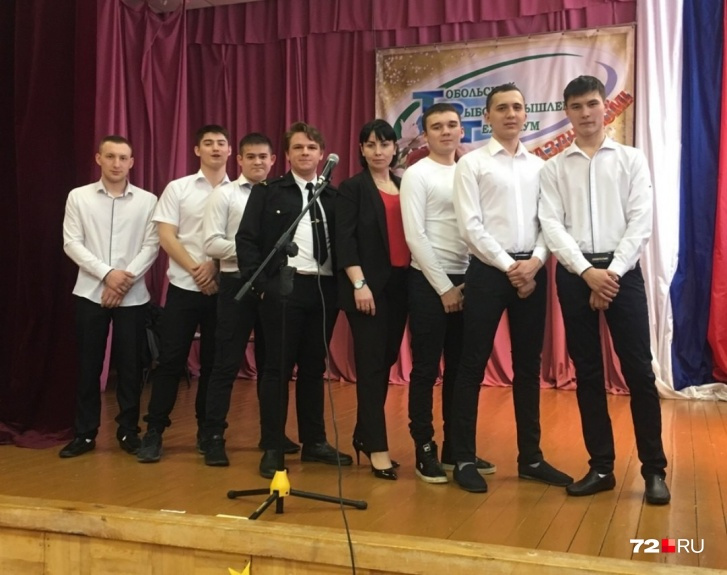 Рамиль (третий слева) во время учебы в техникуме в составе вокально-хорового патриотического<i class="_"> </i>коллектива «Шторм» Рамиль (третий слева) во время учебы в техникуме в составе вокально-хорового патриотического<i class="_"> </i>коллектива «Шторм»