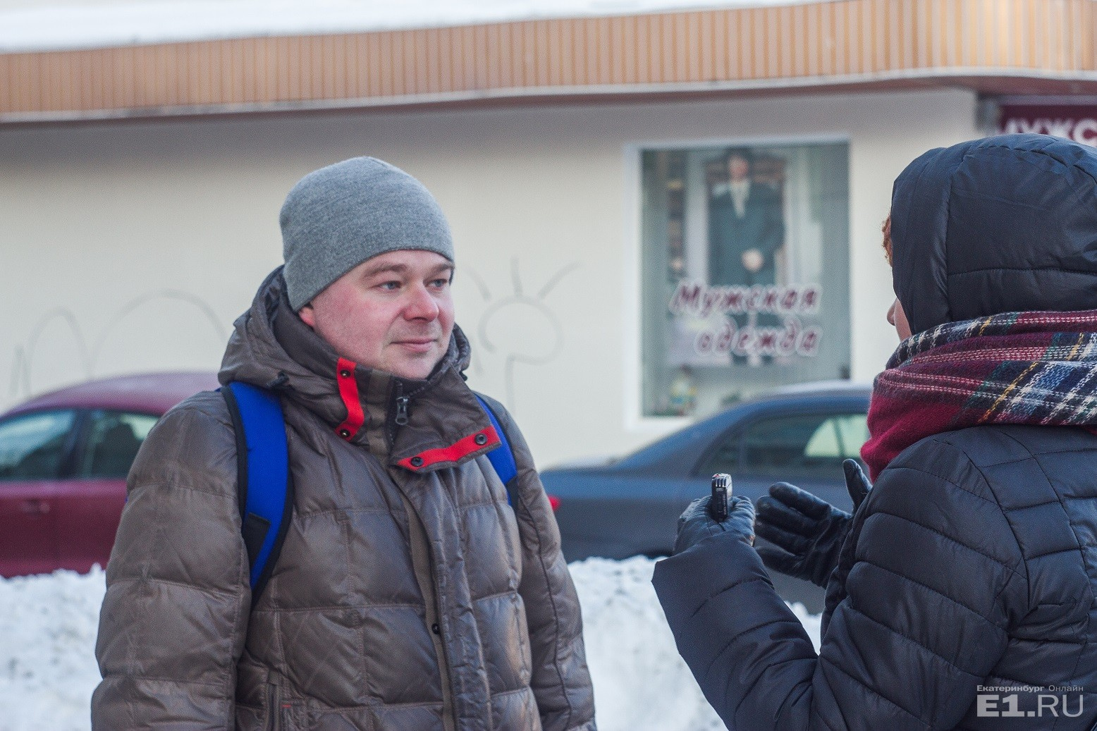 Несмотря на ветреный и морозный день, экскурсию Е1.RU проводит научный сотрудник Музея истории Екатеринбурга Евгений Бурденков.
