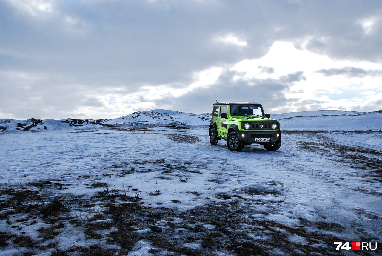 Jimny на подступах к армейскому полигону: вот его сопки на фоне. Но дальше мы не проехали по объективной причине Jimny на подступах к армейскому полигону: вот его сопки на фоне. Но дальше мы не проехали по объективной причине