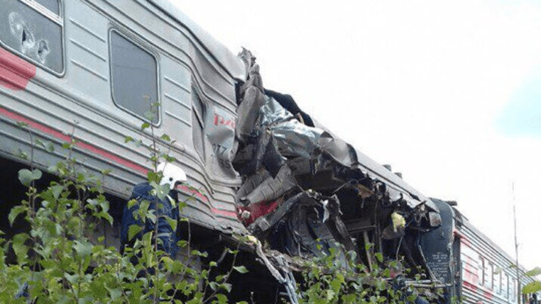 При столкновении поезда с грузовиком пострадали пассажиры
