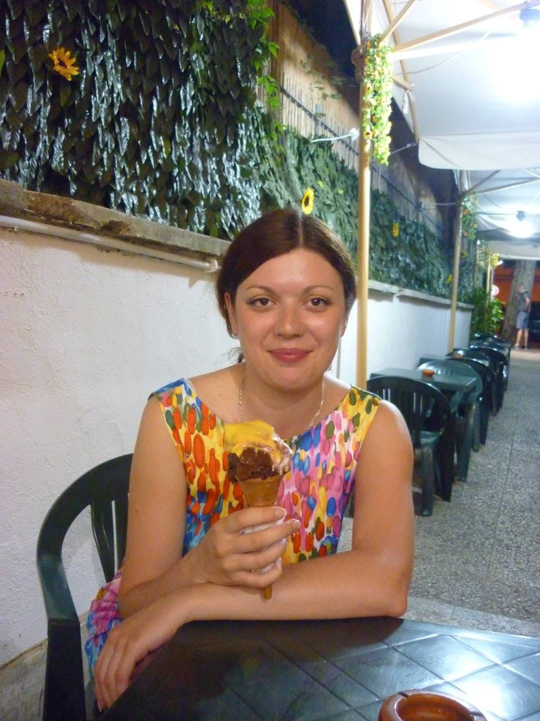 На этом снимке Ирина в Италии. С этого момента она твёрдо решила, что начнёт сама делать подобное мороженое