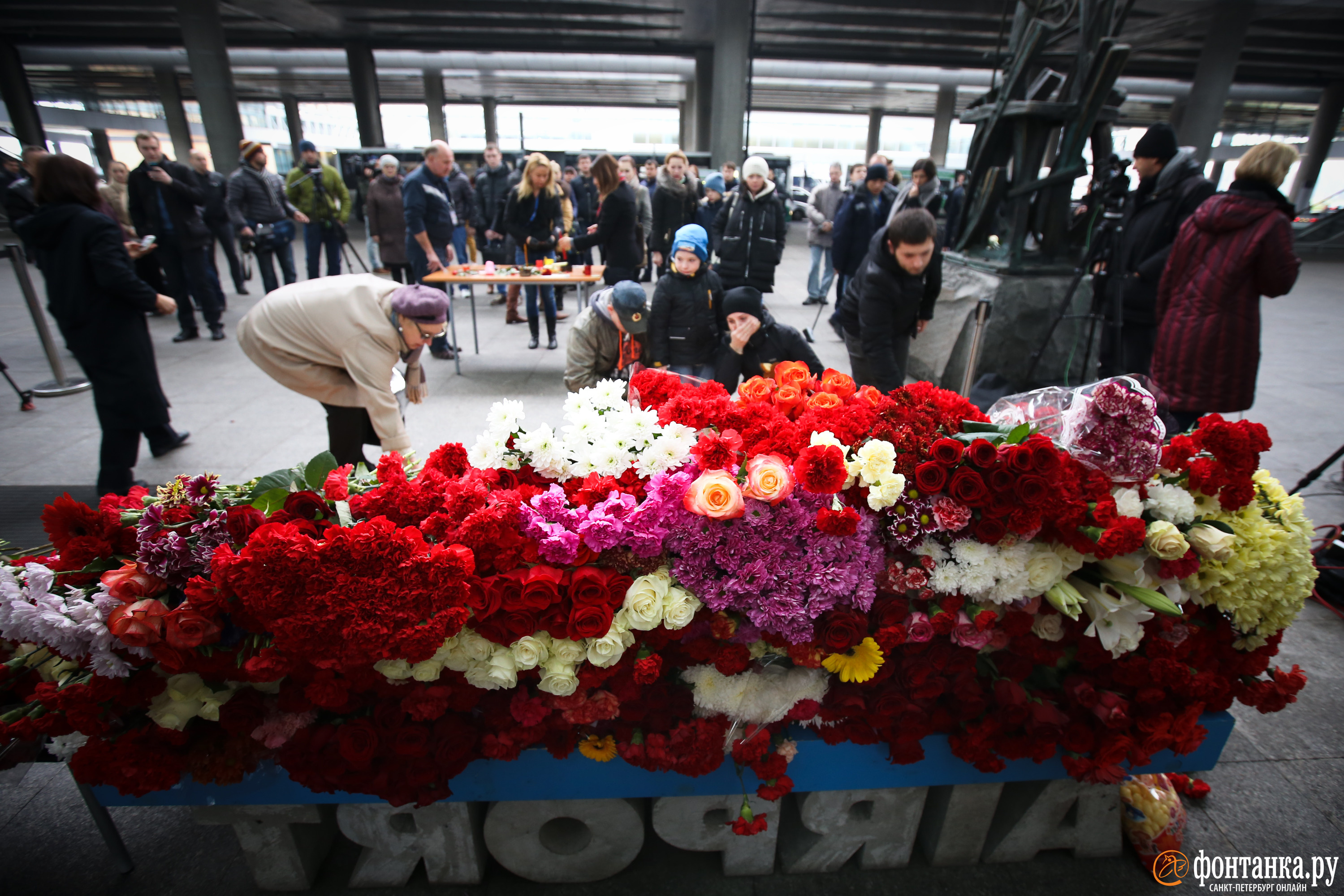 Весь день в Пулково несли цветы, чтобы почтить память погибших в авиакатастрофе