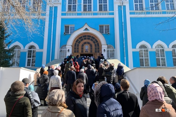 Между верующими явно нет дистанции в 1,5 метра Между верующими явно нет дистанции в 1,5 метра