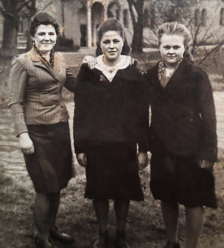 Фото сделано в Германии примерно месяц спустя после освобождения. Одежду освобожденным девушкам дали местные жители. Мария Яхновец — на фото слева 