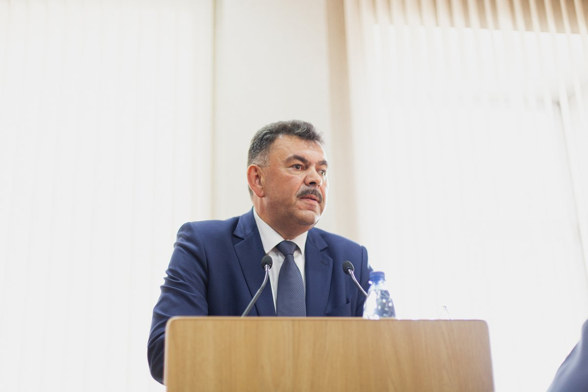 Евгению Ярилову часто приходится выступать и отвечать на неудобные вопросы Евгению Ярилову часто приходится выступать и отвечать на неудобные вопросы