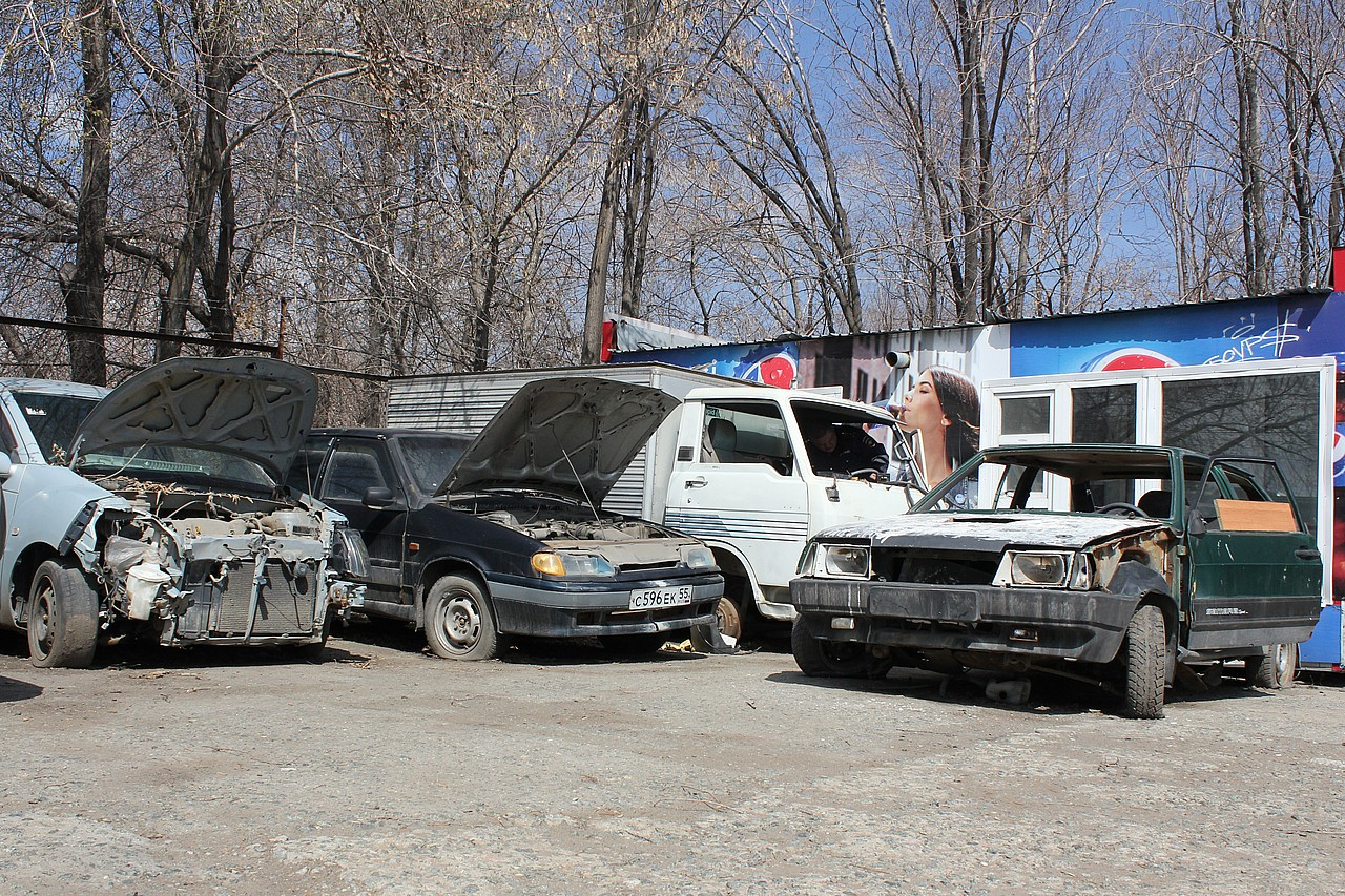Омскую Lada бросили прямо у автосалона Омскую Lada бросили прямо у автосалона