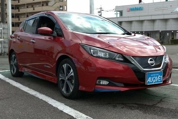Nissan Leaf второго поколения официально до России так и не добрался, но на вторичном рынке есть почти новые машины