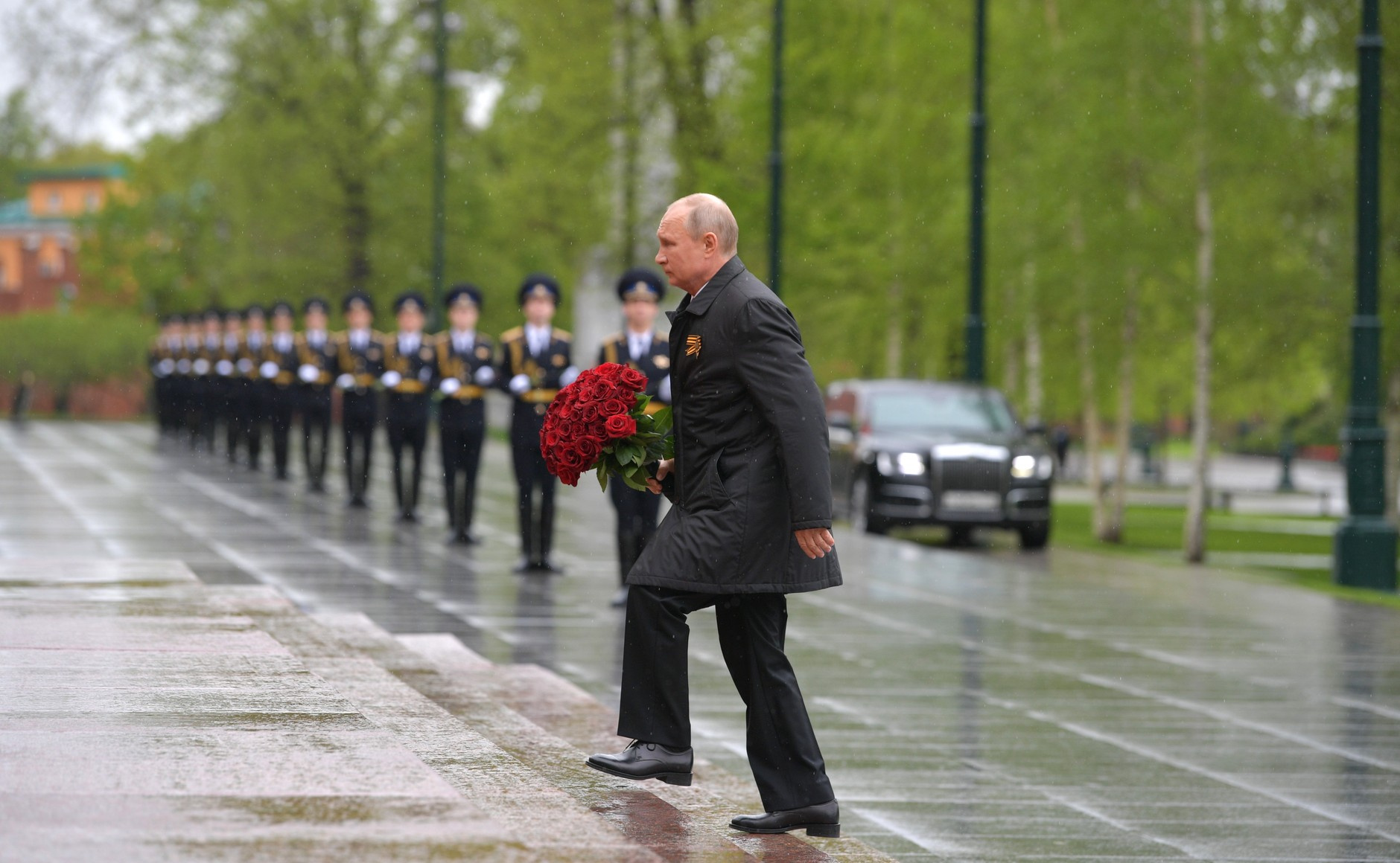 Президент с букетом поднимается к Могиле Неизвестного Солдата