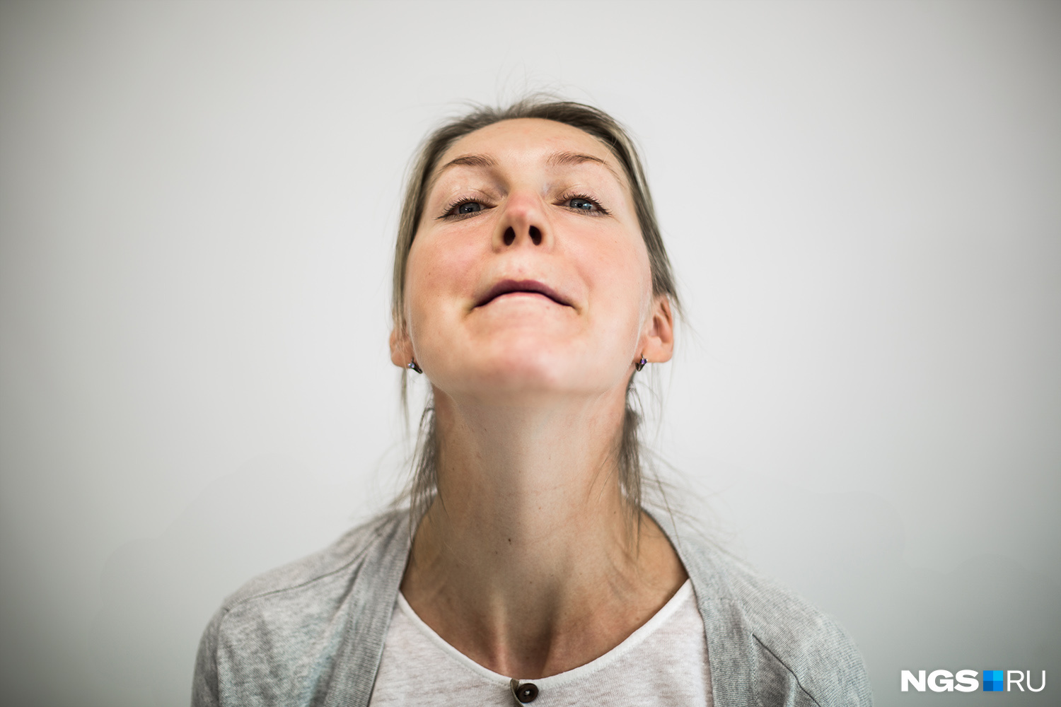 Растяните губы в стороны, поднимите подбородок вверх. Открывайте и закрывайте челюсть, используя мышцы в уголках рта. Выдвигайте подбородок на 1 см каждый раз, когда делаете черпающее движение. Выполните 30–35 раз.