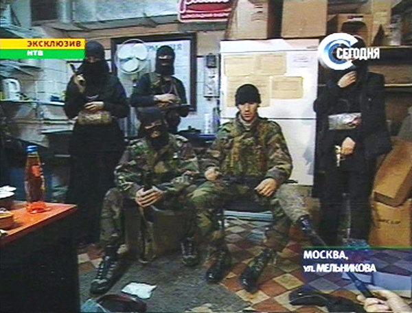 Съемочную группу НТВ пустили внутрь театра на Дубровке: террористы хотели, чтобы их сняли. Чтобы они рассказали о своих требованиях, показали смертниц и заложников