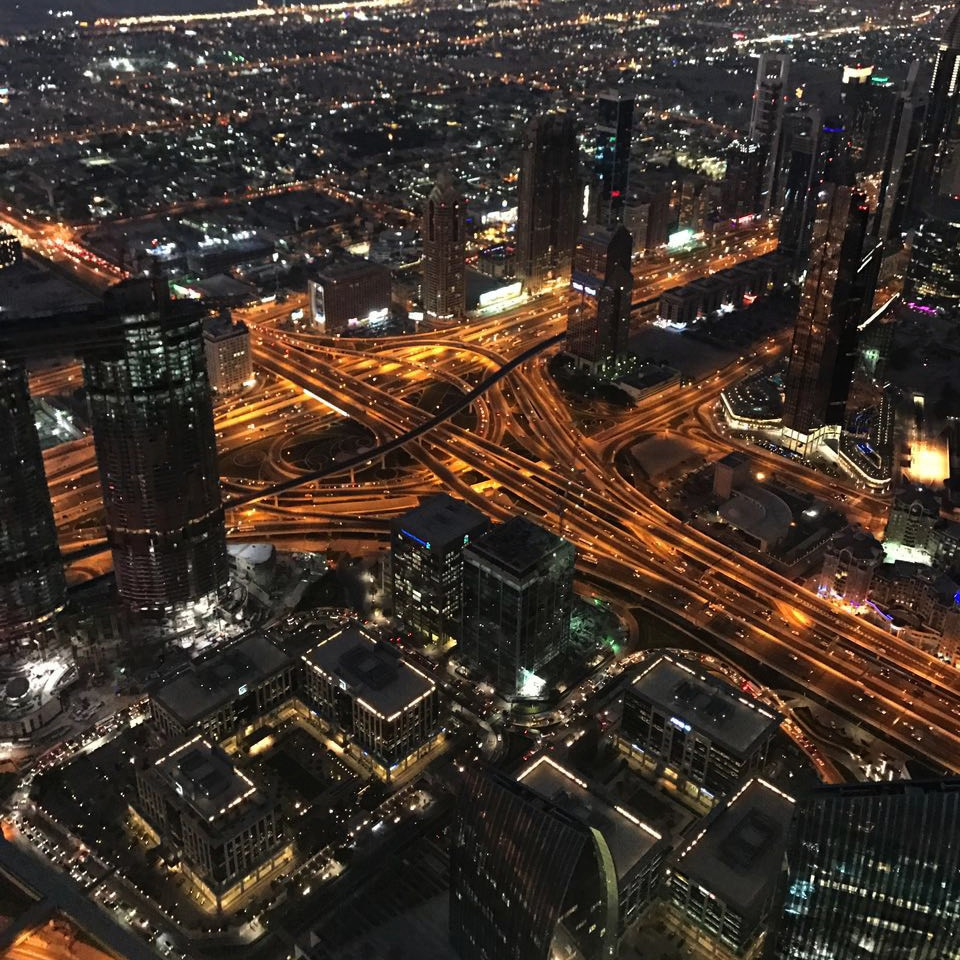 Дубай — город автомобилистов: пешеходные дороги есть только внутри жилых районов и парков. Большинство улиц невозможно перейти