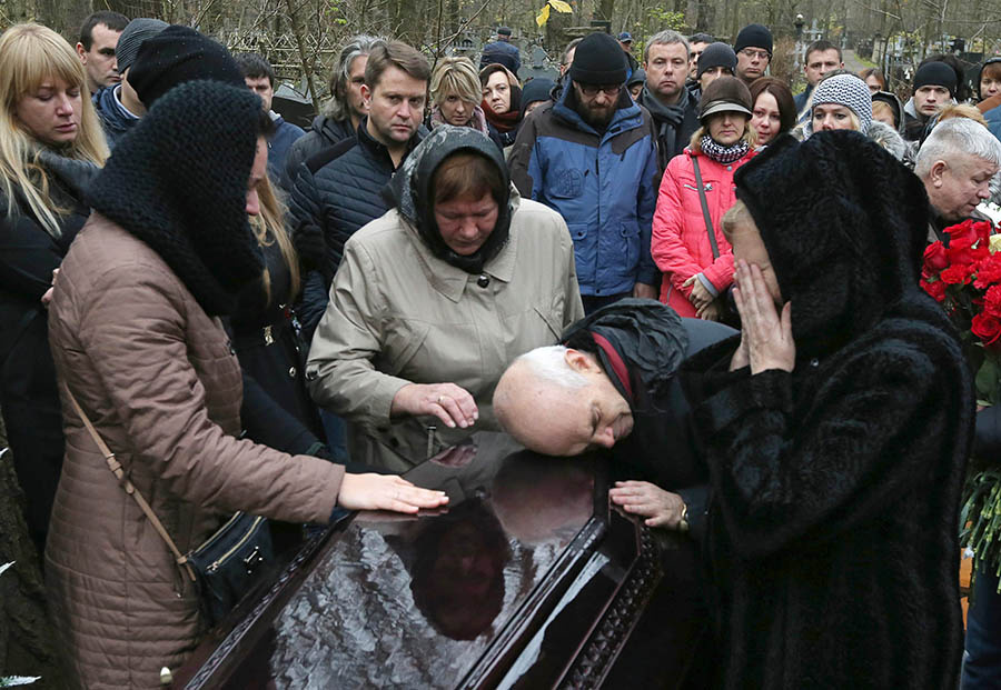 Всех, кого не удалось опознать, захоронили в братской могиле на Серафимовском кладбище — там же, где захоронены моряки подлодки «Курск» Всех, кого не удалось опознать, захоронили в братской могиле на Серафимовском кладбище — там же, где захоронены моряки подлодки «Курск»