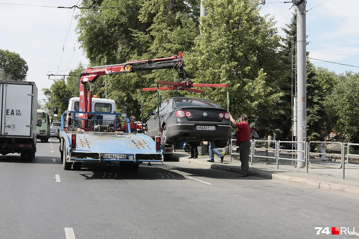 Водитель успел подойти к машине, когда она уже висела на стропах — эвакуацию нужно прекращать Водитель успел подойти к машине, когда она уже висела на стропах — эвакуацию нужно прекращать