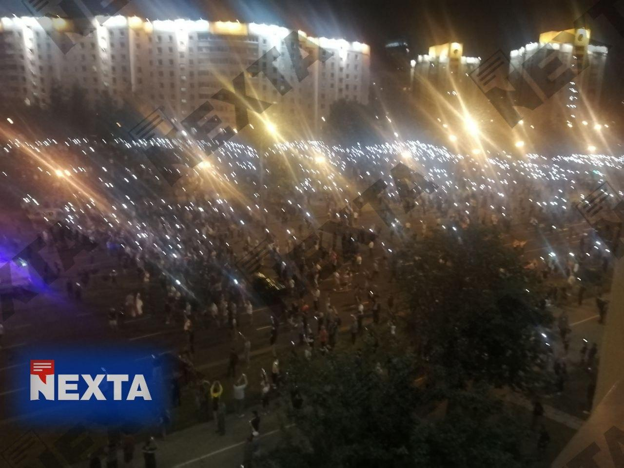 Тысячи людей зажгли фонарики