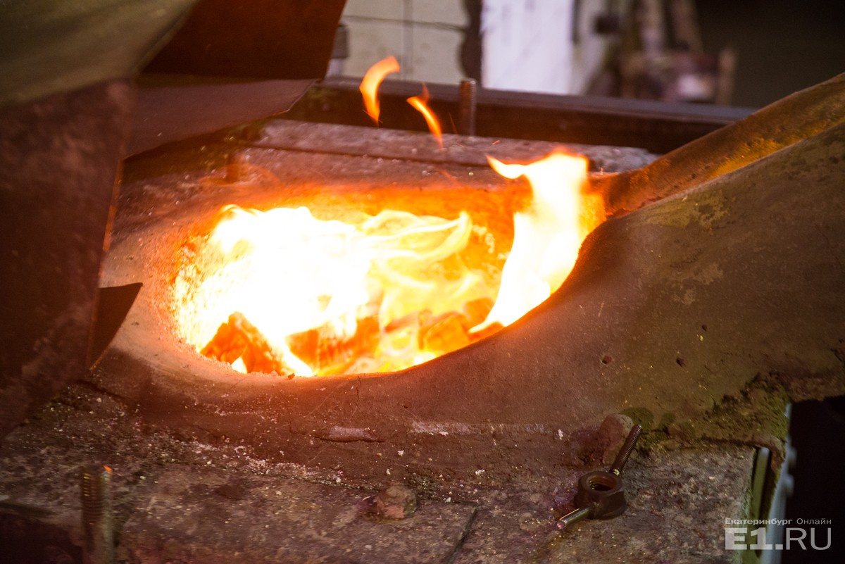 Совсем скоро мы получим слитки: кристаллическое серебро отправляется в индукционную печь на плавку. Температура в ней – чуть больше 1 000 градусов.
