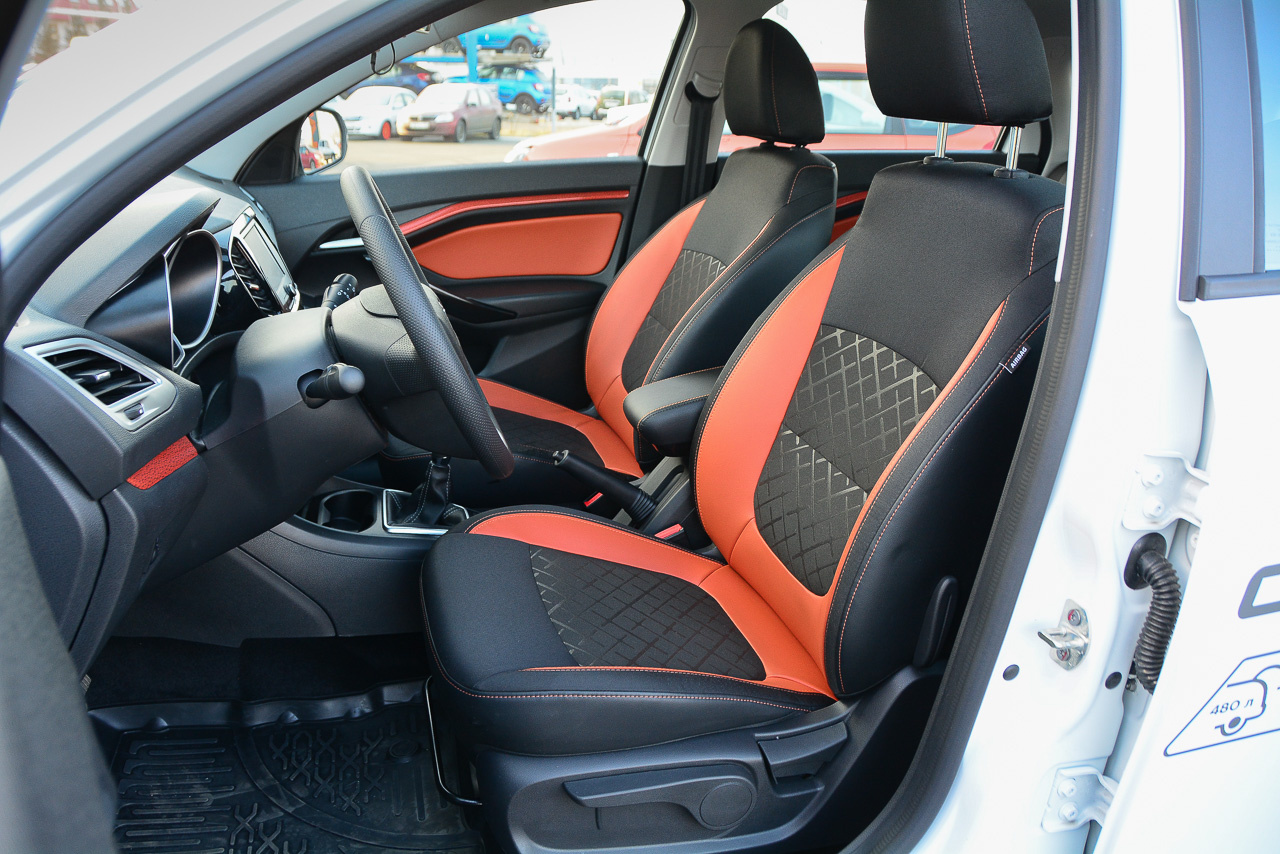 Подогрев передних сидений входит в базовую комплектацию, а лобового стекла и задних сидений доступен в более дорогих версиях