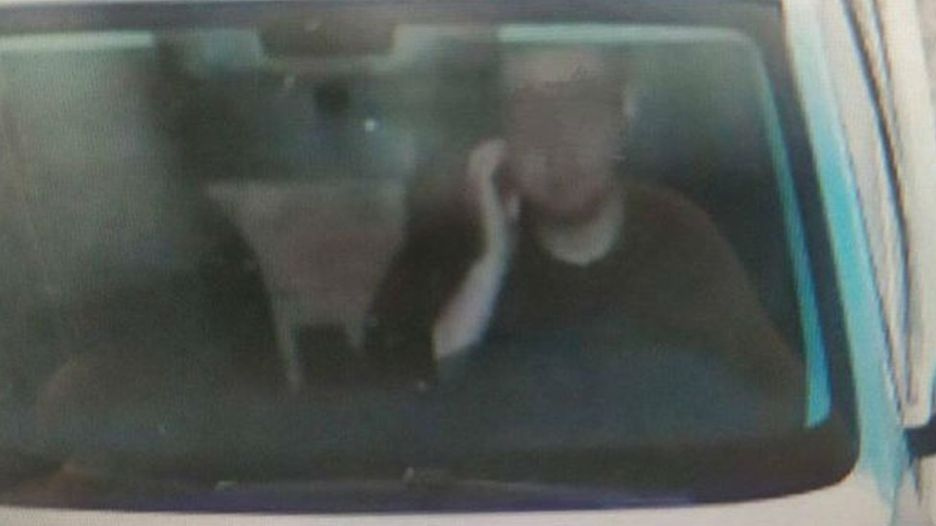 Китайский водитель почесал лицо и получил за это штраф