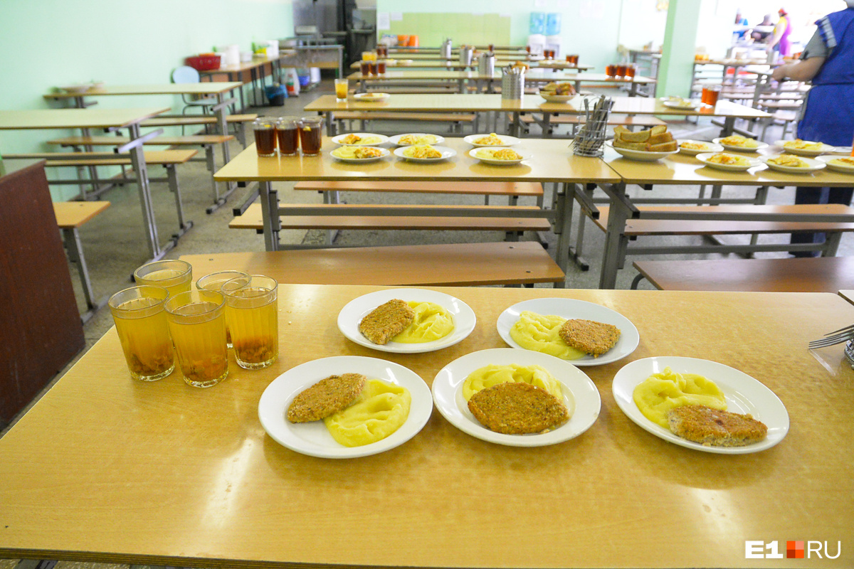 В школьных столовых будут кормить с учетом социальной дистанции, и это повлияло на расписание