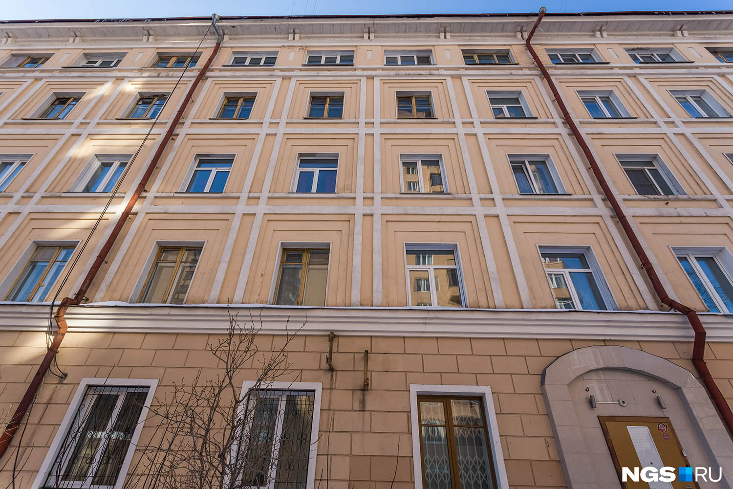 Как описывается на сайте novosibdom.ru, «Дом артистов» — яркий пример «штучного» строительства. Здание построено в переходной стилистике от конструктивизма 20-х годов к неоклассицизму 40–50-х. Основным архитектурным мотивом и главной особенностью дома является кессонирование фасадов — прямоугольные ниши-кессоны последовательно уменьшаются и углубляются в толщу стены, обрамляя окна и контрастируя с витражами лестничных клеток.