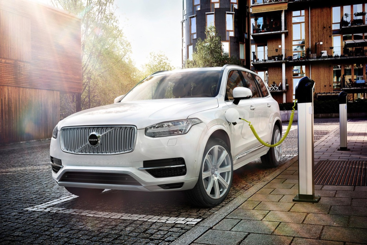 Volvo представит первый серийный электромобиль в 2019 году и с этих пор обещает не выпускать больше автомобили без электропривода. Что не исключает выпуск гибридов