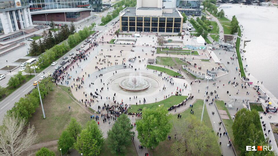 Мирная революция. Сквер у театра драмы Екатеринбург. Площадь у драмтеатра Екатеринбург. Сквер у театра драмы Екатеринбург драм. ЕКБ сквер у драмтеатра.