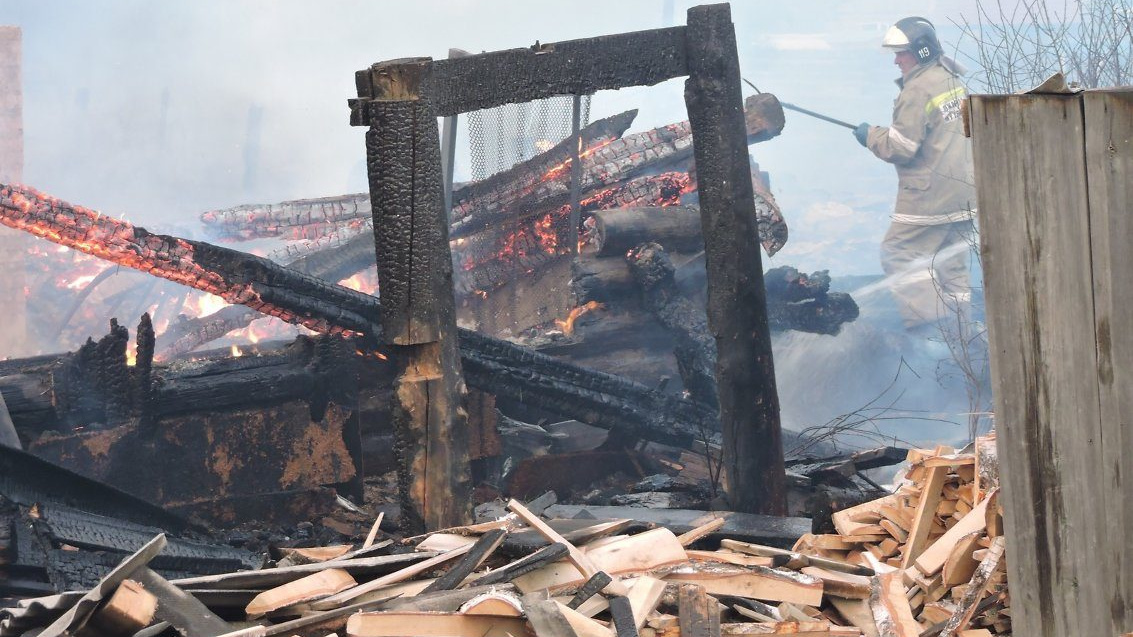 Печные трубы, спасённая мебель и пепелище – пожар в посёлке Юрты