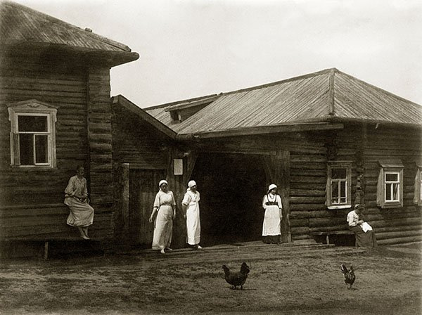 Дом Николая и Марии Сильвинских в Ильинском (справа)