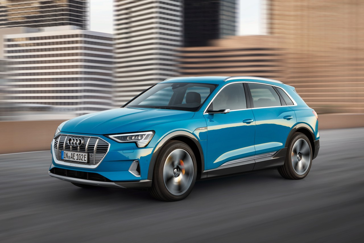 Audi e-tron выглядит ещё одним типичным кроссовером немецкой фирмы, но с одной разницей: он бывает только электрическим