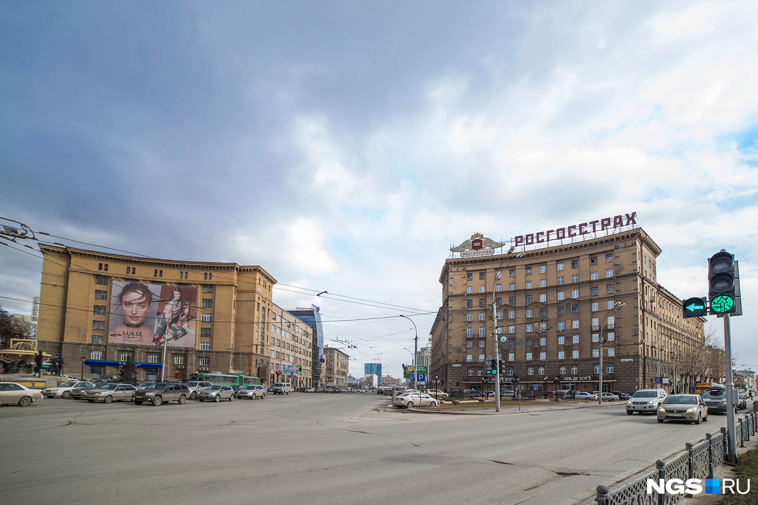 Оба здания являются частью реализации генплана Новосибирска, разработанного еще в 30-е годы. Он предполагал строительство магистрали, которая бы соединила центр с труднодоступной на тот момент частью города за Каменкой. На воплощение этого проекта потребовалось более полувека: в 1936 году было спроектировано здание производства, в 1953-м — жилой дом, а магистраль была запущена в 80-х, когда построили развязку над поймой Каменки.