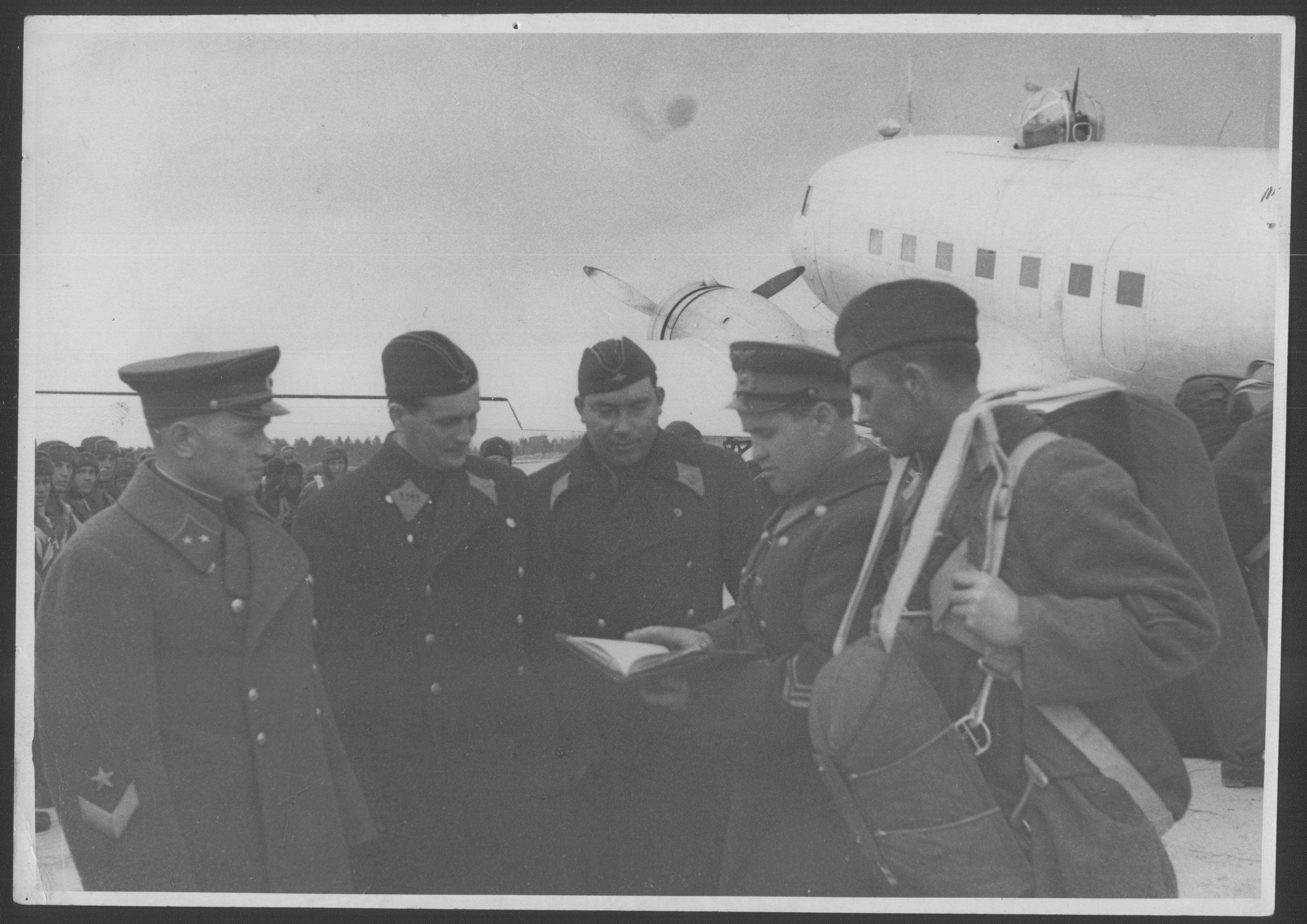 Василий Глазков (крайний слева) перед выброской парашютистов-десантников