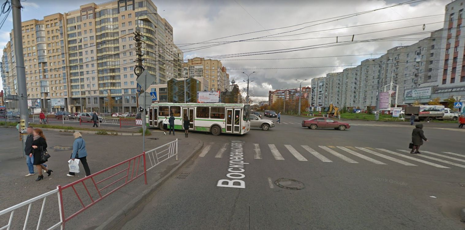 Перекрёсток проспекта Ломоносова с улицей Воскресенской. Ребёнок выскочил на этот переход с тротуара (слева)
