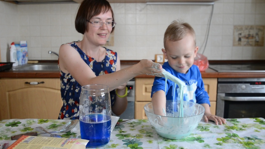 Научное шоу на кухне: делаем кофейный пластилин вместе с многодетной мамой