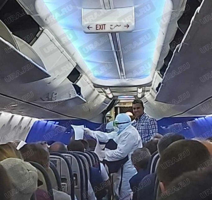 Пассажиров напугали врачи в спецкостюмах