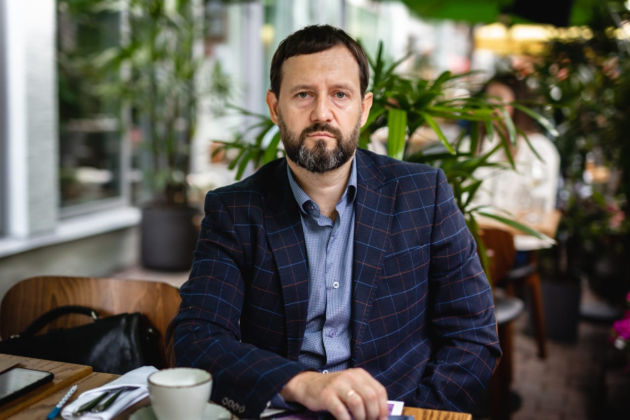 Сергей говорит, что в тот Новый год у него было хорошее настроение и он не расстроился Сергей говорит, что в тот Новый год у него было хорошее настроение и он не расстроился