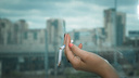 Минздрав поддержал: россиянам запретят курить около подъездов жилых домов